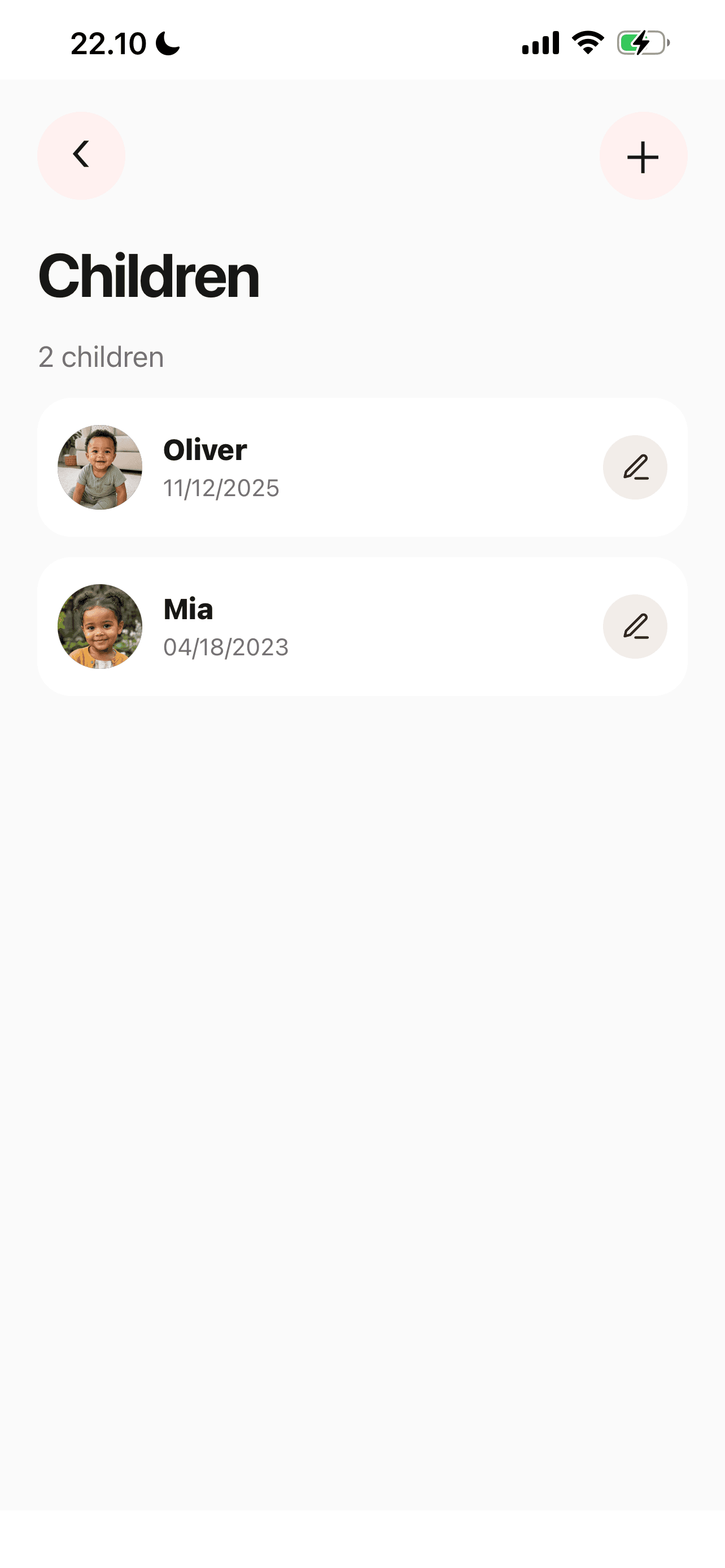 Elly Children settings listing Oliver and Mia with edit controls and an add button